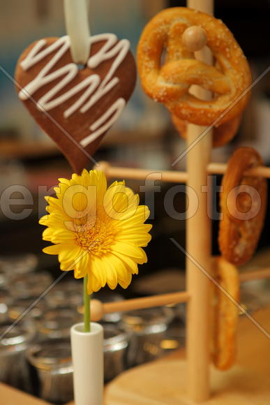 Композиция с желтым цветком