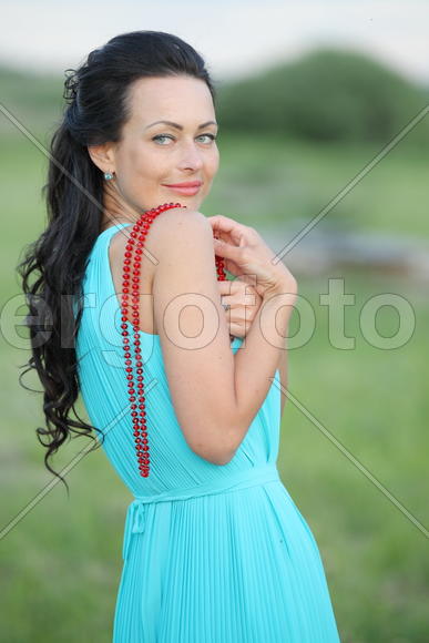 портрет брюнетки с бусами