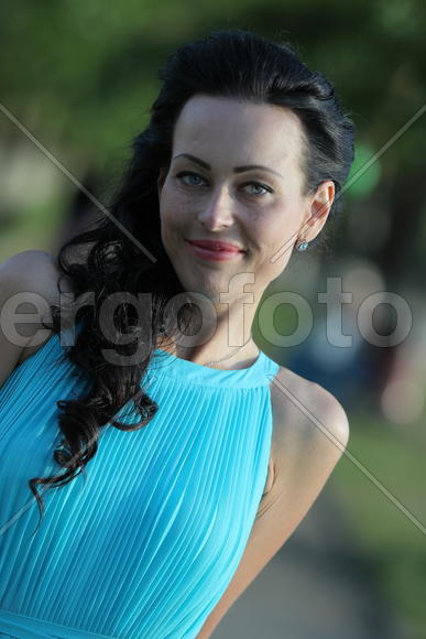 Портрет брюнетки в голубом платье.