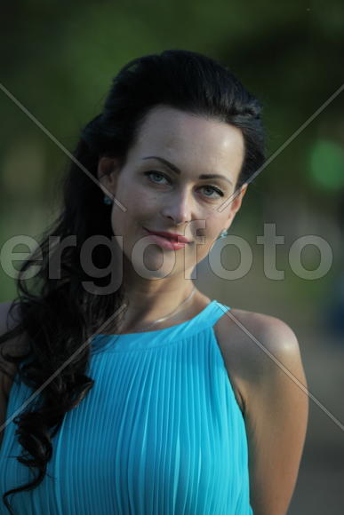 Портрет брюнетки в голубом платье.