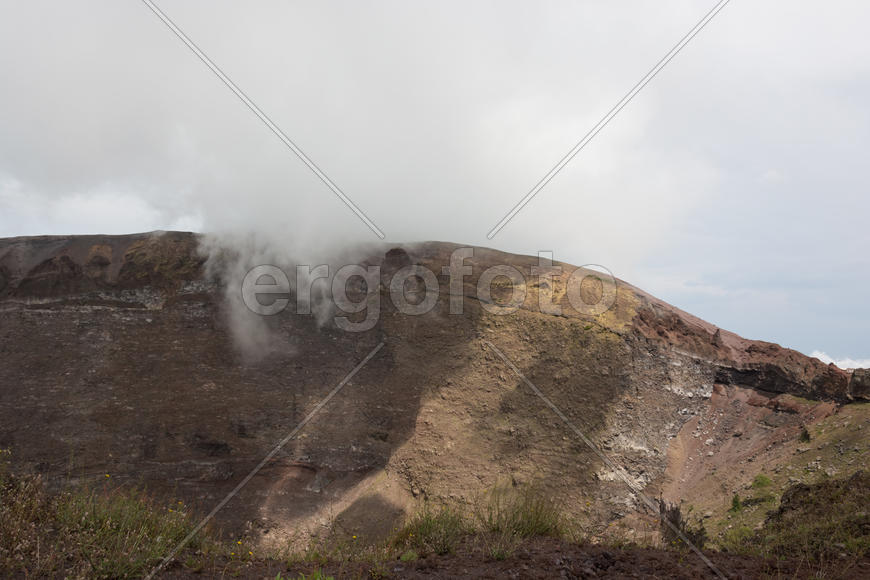 Кратер Везувия (облака можно потрогать)