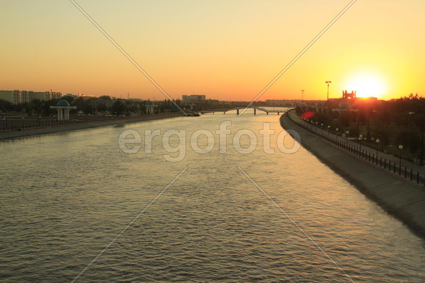 Закат недалеко от площади Авесто