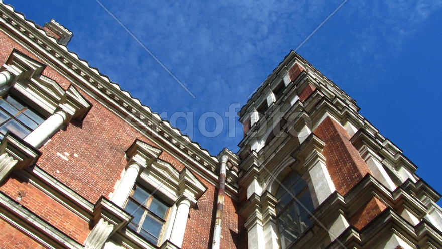 Усадьба на фоне неба