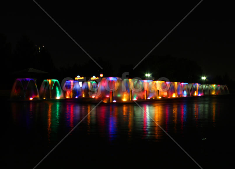 Стена цветных фонтанов