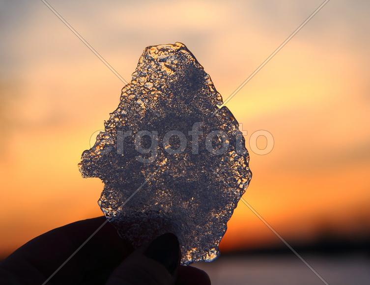 Льдинка на закате дня