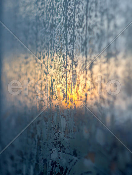 Узоры на окнах на закате