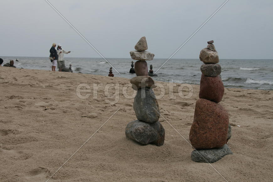 Пирамидки из камней на Балтиском море