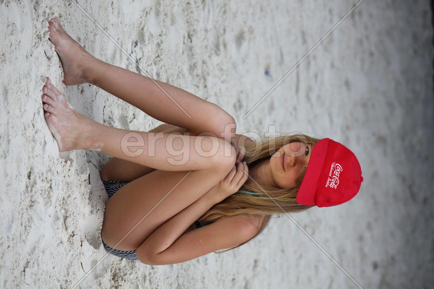 Девочка в бейсболке