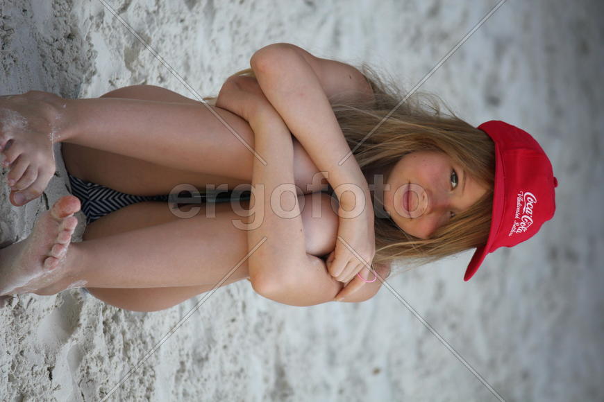 Девочка в бейсболке