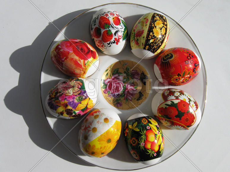 Украшенные пасхальные яйца на блюде