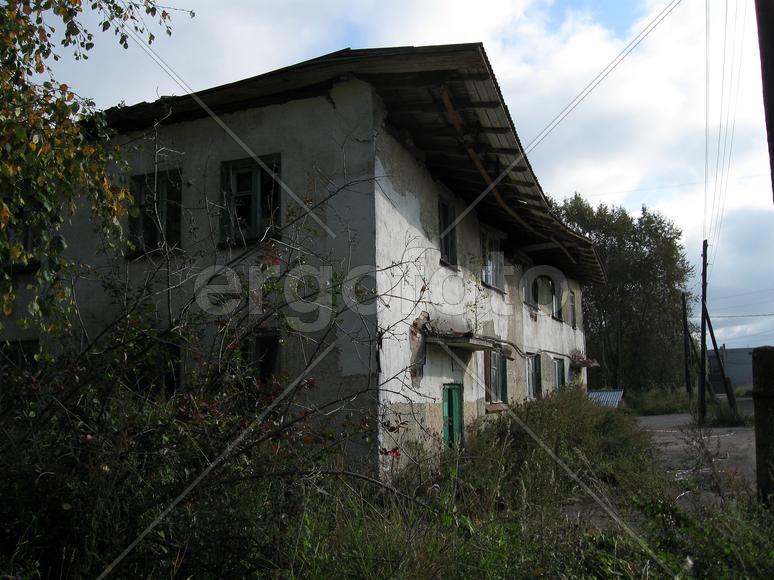 Крыша поехала у двухэтажного кирпичного здания