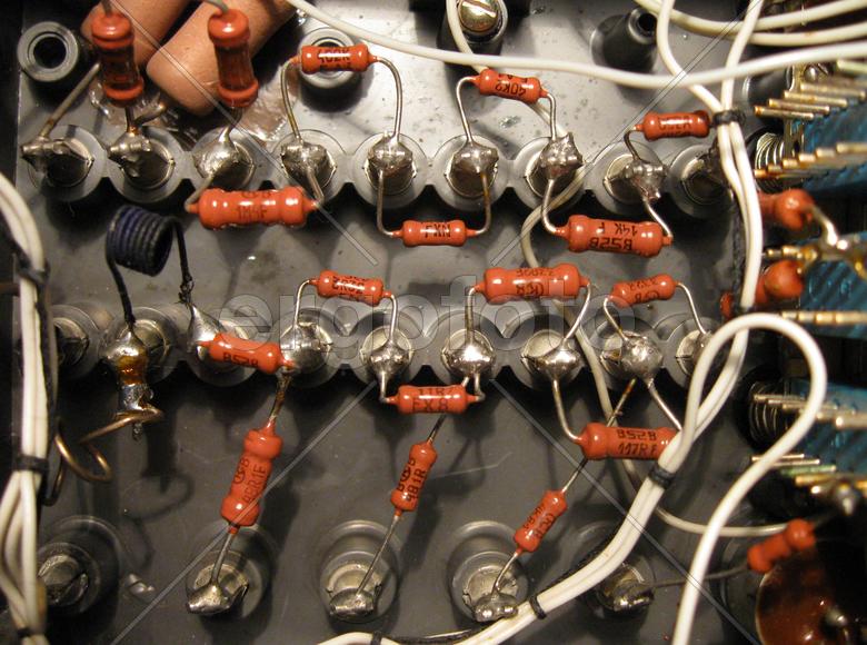 Электросхема из элементов электроники смонтирована в приборе