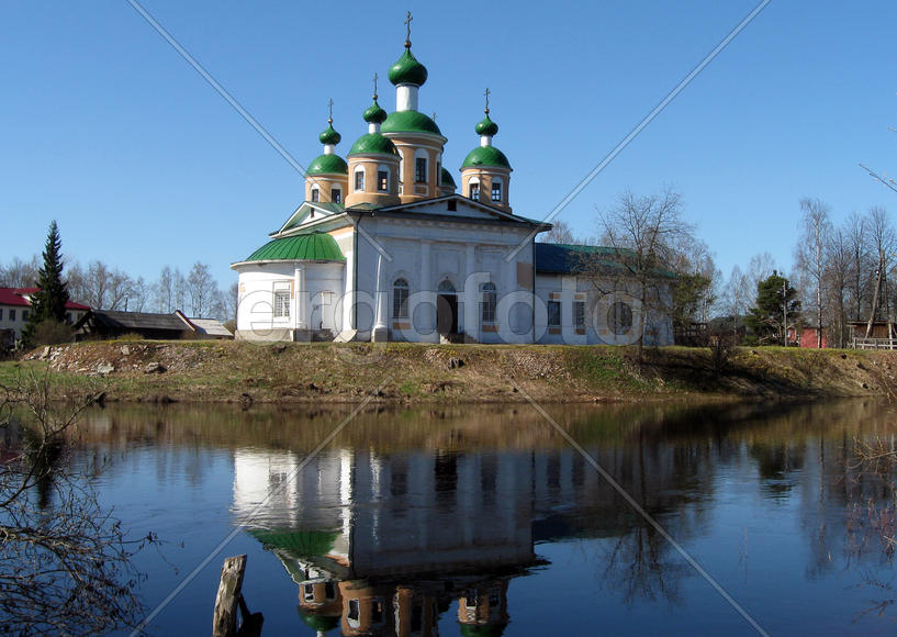 Собор Иконы Божией Матери Смоленская на берегу реки