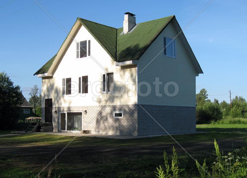 Дом двухэтажный с трубой