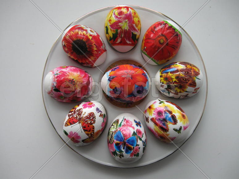 Пасхальные яйца на блюде