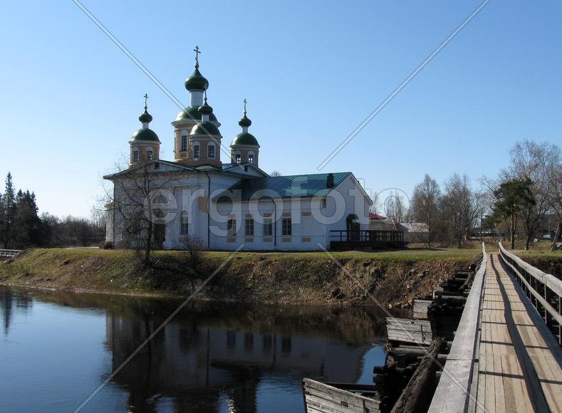 Собор Иконы Божией Матери Смоленская на берегу реки и мост