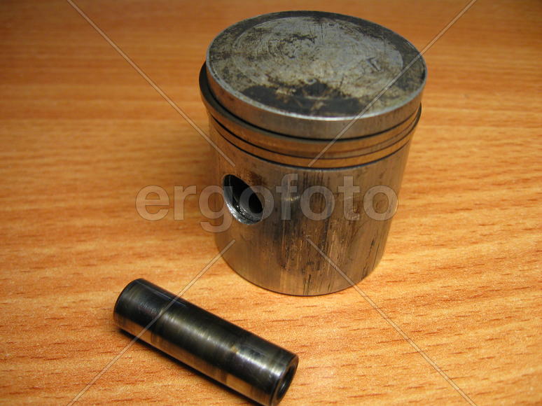 Поршень и палец двигателя Д8М