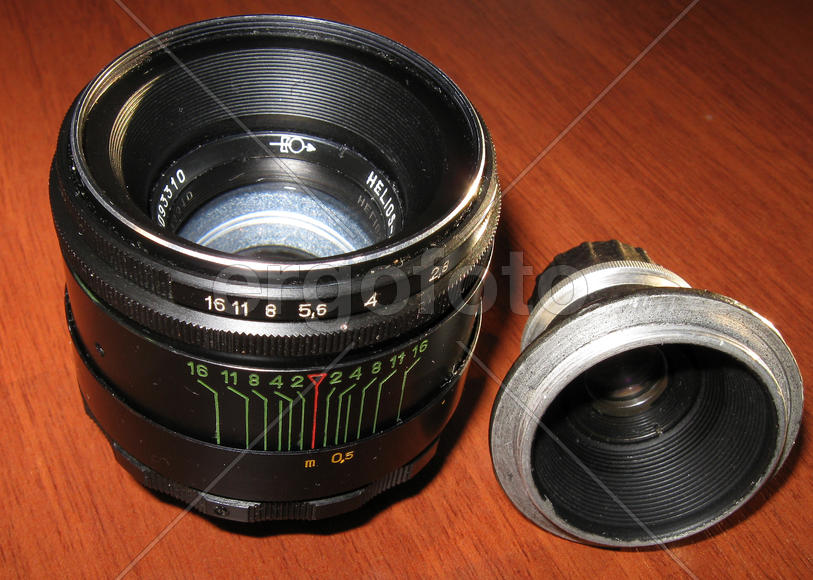 Древние объективы лежат рядом на столе