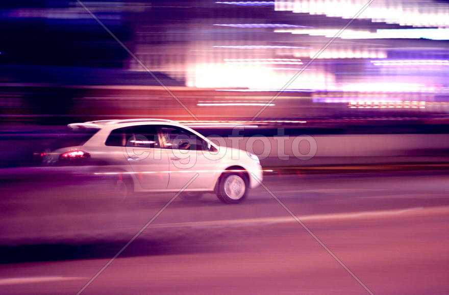 Белый автомобиль