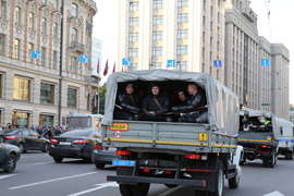 Митинг в защиту Навального, грузовик с омоновцами