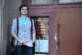 Человек получает справку о судимости