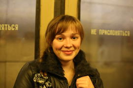 Улыбающаяся девушка в метро