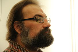 Бородатый человек на конференции ЛГБТ.