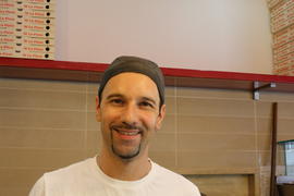 Улыбка продавца пиццерии