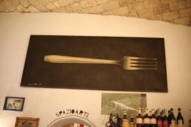 Вилка на стене. Фото.