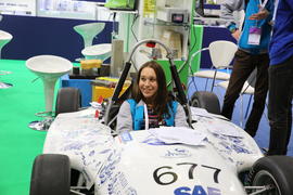 Хорошенькая девушка в гоночном автомобиле