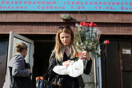 Цветы есть. Розы.