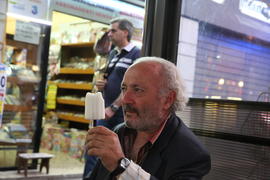 Человек и мороженое