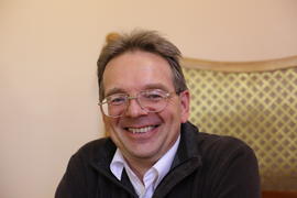 Виктор Батырев смеется