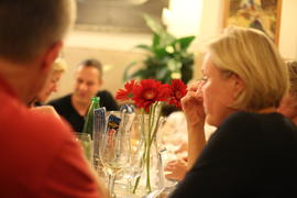 Цветы украшают стол