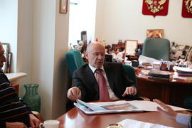 Платонову интересно