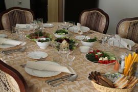 Стол в ожидании гостей