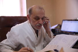 Алшибая говорит по телефону