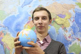 Павел Борисович Петрухин держит земной шар