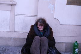 Нищая женщина на улице Праги