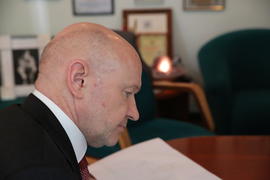 Платонов читает