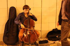 Виолончель, подземный переход