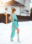 Девушка в бирюзовом платье