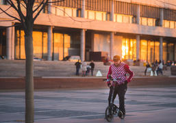 Мужчина гуляет