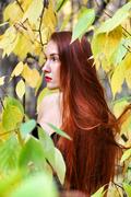 Девушка с длинными рыжими волосами