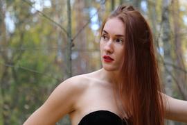 Девушка с рыжими волосами