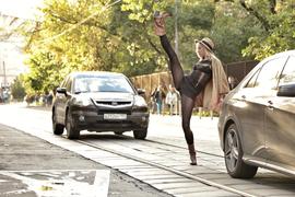 Девушка-блондинка на улице