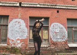 Блондинка в черном