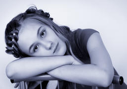 Девочка-блондинка, черно-белое