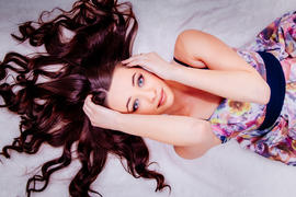 Брюнетка, одетая в платье