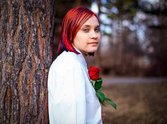 Девушка в рубашке с цветком в руках